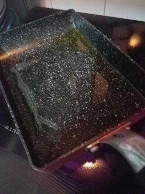 轻轻晃动锅子，让植物油摊平。