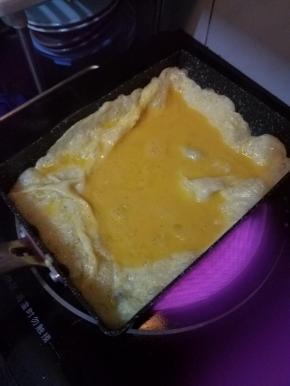 倒入一部分蛋液。