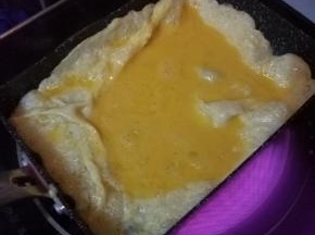 倒入一部分蛋液。