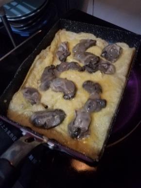 铺上生蚝，转小火，轻轻煎一下。