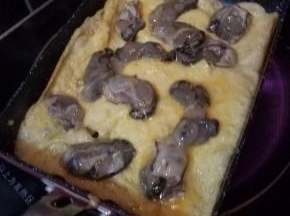 铺上生蚝，转小火，轻轻煎一下。
