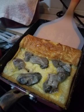 煎一会后，从前部往后卷起。