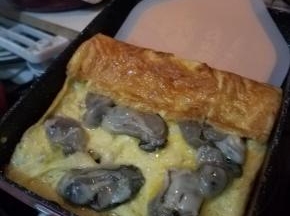 煎一会后，从前部往后卷起。