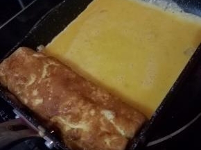 倒入剩余的蛋液。