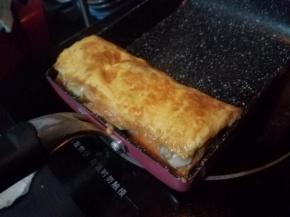 小火煎一会后，关火，再次卷起来。