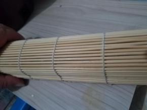 趁热放到竹帘上，卷起来固定一下形状。