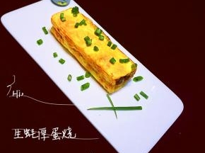 最后装盘，撒上一点点葱花，一款简单的中式海鲜风味的厚蛋烧就完成了。