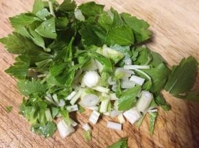 白芹菜洗净，切小节放入黄瓜碗里