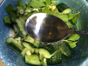 加入葵花籽油，香油