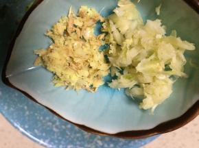 老姜大蒜泥放入黄瓜碗里