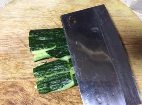 用菜刀拍破
