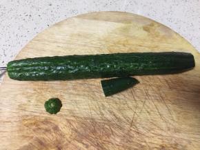 洗好的黄瓜去两头