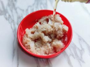 首先将鳕鱼切碎，加入料酒，腌制15分钟。(我买的是鳕鱼条，没有鱼刺，如果有鱼刺一定要将鱼刺去除干净。)