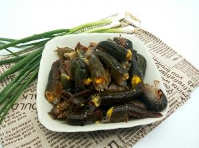 小龙虾装入容器，加上清水，盖上盖子，前后上下地摇晃，多摇晃几次，再用清水冲洗，保证干干净净，把龙虾的脚都剪了，龙虾的三角部位剪入一半往外拉，这样整个胃就可以拉出来了（黑色囊状物体就是胃），这部分是不能吃的，用手掐住尾巴中间那根尾翼左右拧，慢慢拉出虾肠，