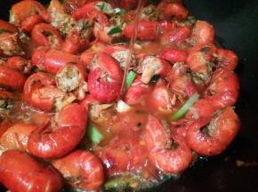 下炸好的小龙虾爆炒，加啤酒半罐，中火烧至龙虾入味