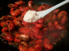 汤汁差不多时，加鸡粉一勺，