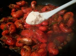 汤汁差不多时，加鸡粉一勺，