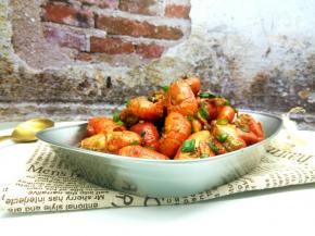 红彤彤的小龙虾个个肉质饱满，富有弹性，而且麻辣深入肉里三分，将虾肉蘸着汤汁，那种鲜美由味蕾一路直下，真的太美妙了！想不想尝尝！