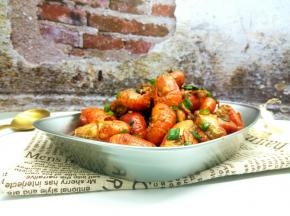 红彤彤的小龙虾个个肉质饱满，富有弹性，而且麻辣深入肉里三分，将虾肉蘸着汤汁，那种鲜美由味蕾一路直下，真的太美妙了！想不想尝尝！