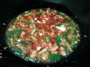 锅里加多一点油，油温微微热，加郫县豆瓣酱2勺，生姜，蒜，花椒适量，炒出香味，