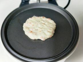 再盛一勺面糊放入华夫饼烤盘中，用小勺把面糊摊平整，盖上盖子煎至两面金黄，2-3分钟即可，用华夫饼机器烙饼，不用翻锅呦～依次将面糊做完。