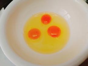 鸡蛋打入一个大碗中