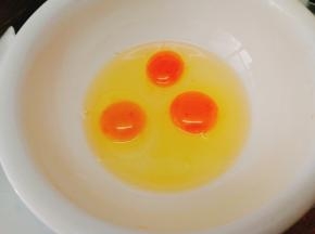 鸡蛋打入一个大碗中