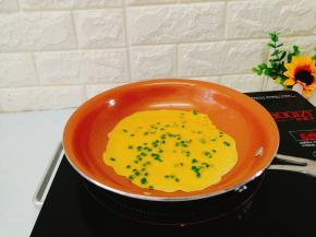 放入适量的面糊，改成中小火，趁面糊还没有凝固之前，转动锅体，孩子吃我摊的会小块些