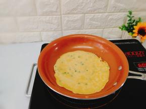 看见四周边上微微翘起，表面已经凝固，就可以煎另一面了。