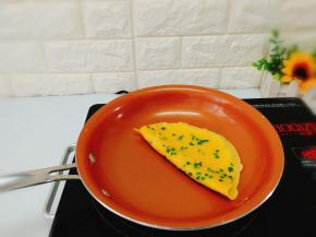 煎好以后把它对折。