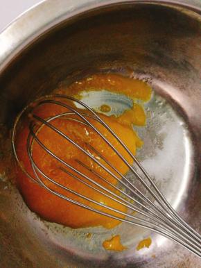 蛋黄加入10g细砂糖搅拌均匀