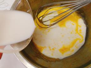 继续加入牛奶搅拌均匀