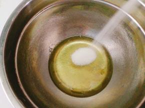 蛋清中滴入柠檬汁，加入10g细砂糖进行打发