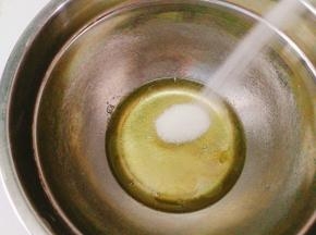 蛋清中滴入柠檬汁，加入10g细砂糖进行打发