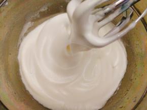 打发至小弯钩即可