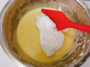 分两次混合蛋黄糊与蛋白霜