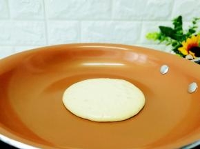 电陶炉开300度刚好 ，第一个500感觉有点高了，锅还未热时勺入面糊