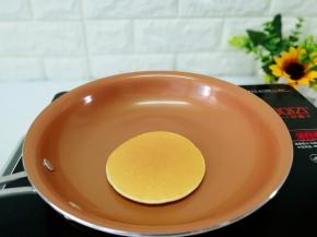 表面出现小气泡了即可翻面