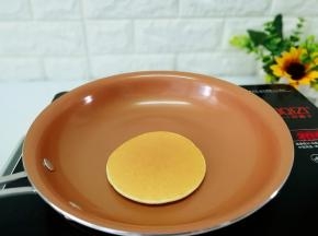 表面出现小气泡了即可翻面