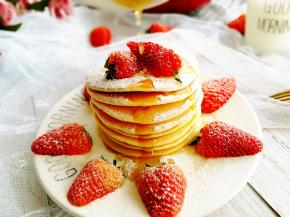 筛入糖霜，配上应季水果，淋上蜂蜜，当早餐，下午小点心都是非常棒