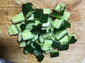 再切成小段，放入碗里