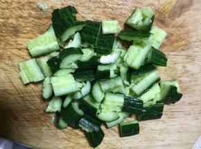 再切成小段，放入碗里