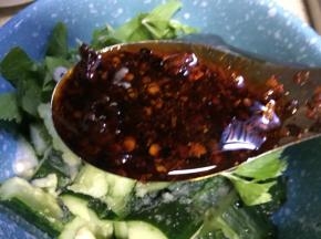 根据个人口味加入适量辣椒油