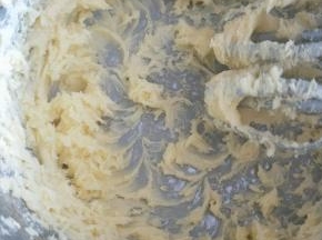 分次加入蛋液，搅拌均匀，每加一次都要充分均匀，防止油水分离