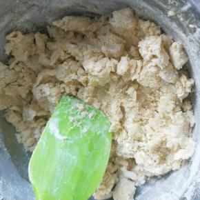 用搅拌刮刀搅拌均匀