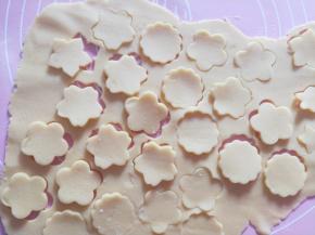 再用饼干模具压出若干相同形状