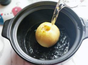 将雪梨放入砂锅中，加入纯净水。《一次性加足够的水量，因为要炖好久。》