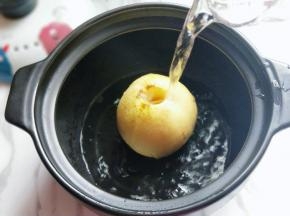 将雪梨放入砂锅中，加入纯净水。《一次性加足够的水量，因为要炖好久。》