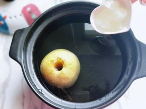 再加入冰糖，大火烧开后，转小火慢炖4-5小时。《切记一次性加足够的水量》