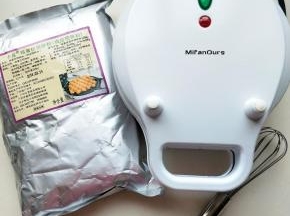 卡羅鸡蛋仔预拌粉一袋，米凡欧斯家用鸡蛋仔机器用湿布檫干备用。